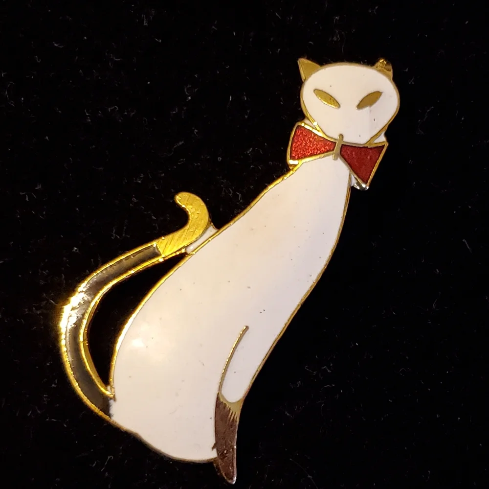 Vintage goldtone cloisonne Siamese cat brooch white with red bow tie